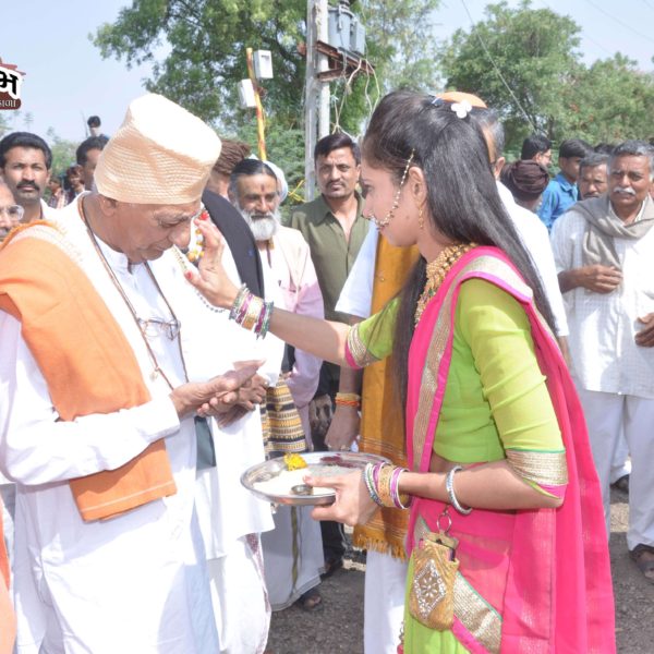 મૂર્તિપ્રતિષ્ઠા પ્રસંગ પ્રથમ દિવસ નાં અધ્યક્ષ મહંત મહારાજશ્રી વલકુબાપુ અને આમંત્રિત સંતો મહંતોનું કુમકુમ તિલકથી સ્વાગત