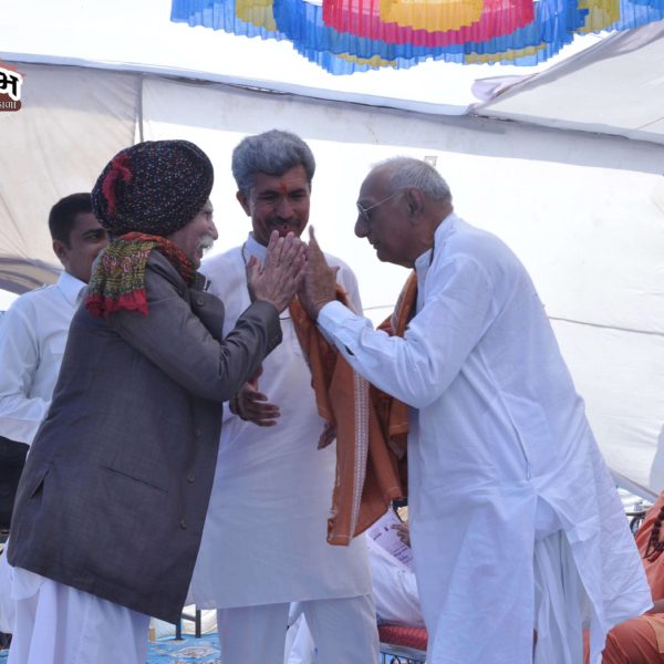 પુ. નાના લોમબાપુ, પુ. વલકુબાપુ અને ભરતબાપુ