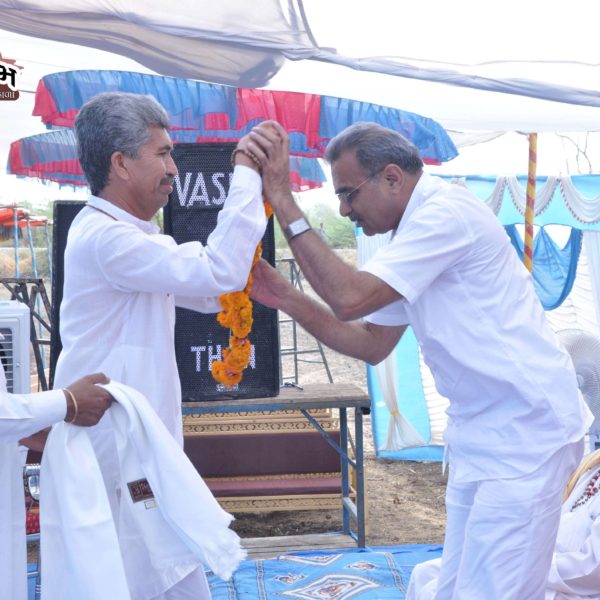 ઈતિહાસકાર શ્રી રામકુભાઈ ખાચરનું સ્વાગત કરતા પુ. મહંતશ્રી ભરતબાપુ ભગત